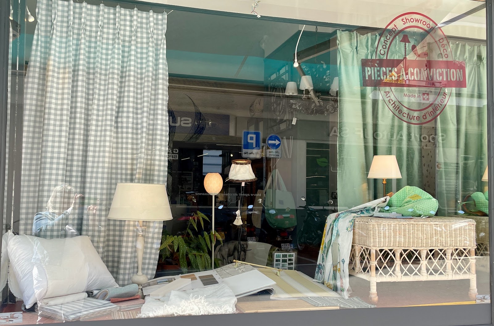Vitrine boutique Pièces à Conviction — lampes, textiles et coussins