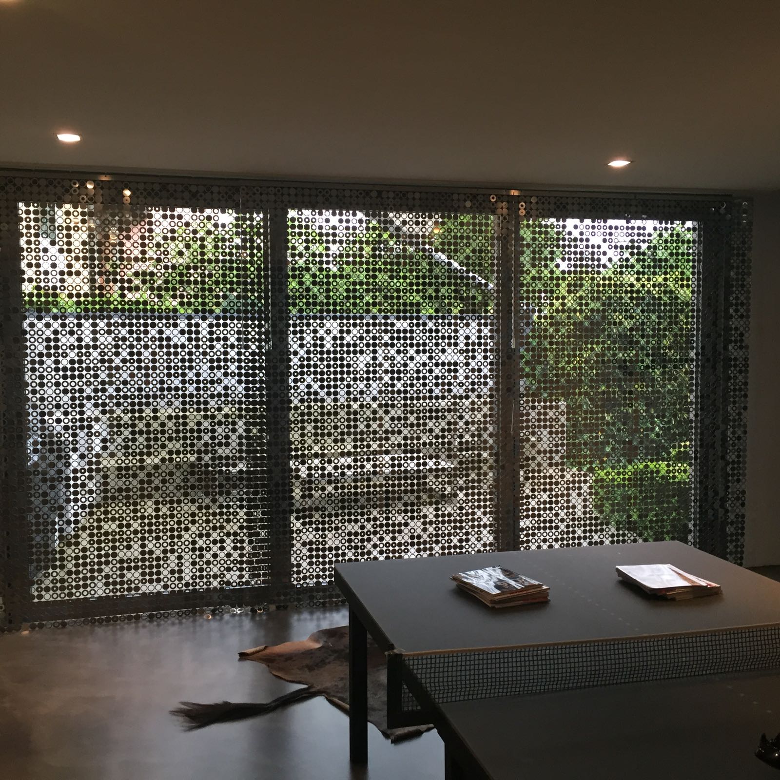 Aménagement contemporain — claustra décorative et table en béton ciré