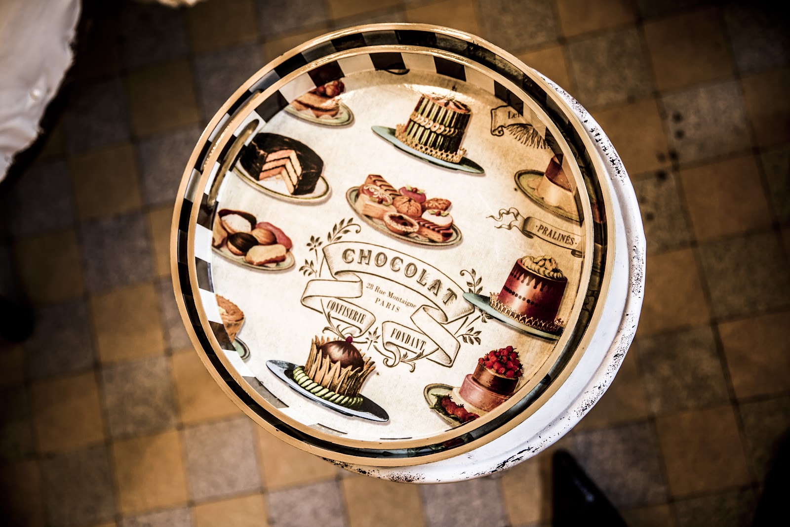 Plateau décoratif vintage Chocolat — objet chiné à la boutique