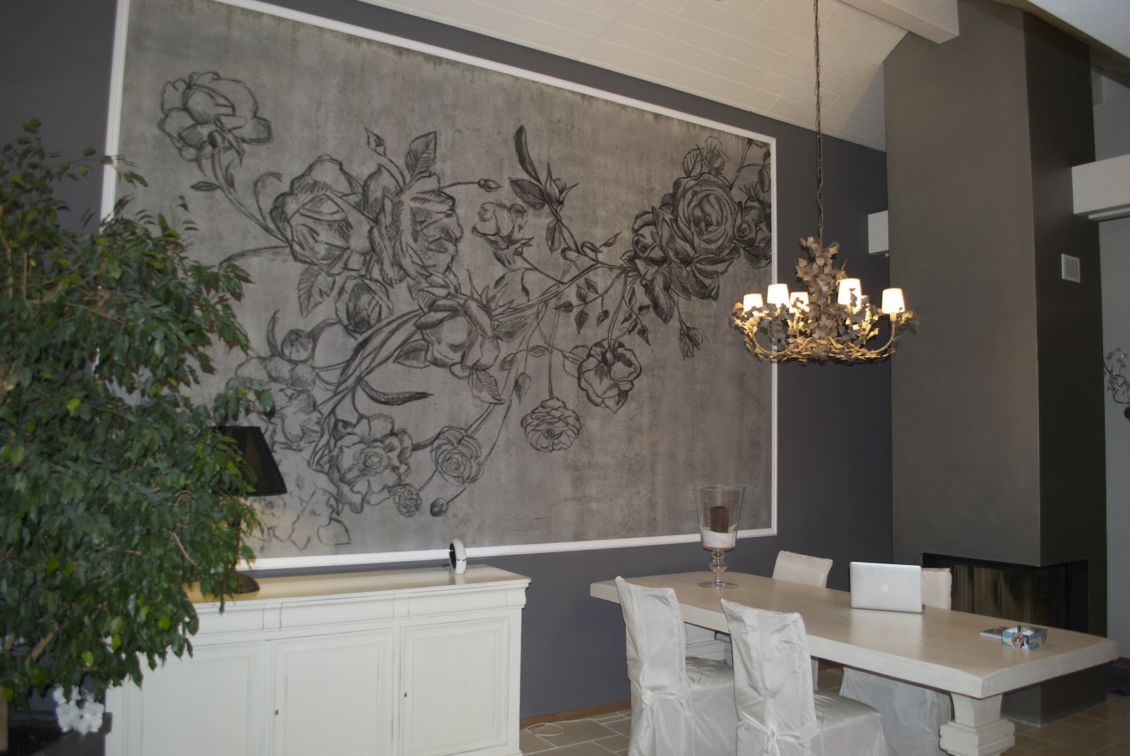 Salle à manger avec fresque florale monumentale et lustre doré — réalisation Pièces à Conviction