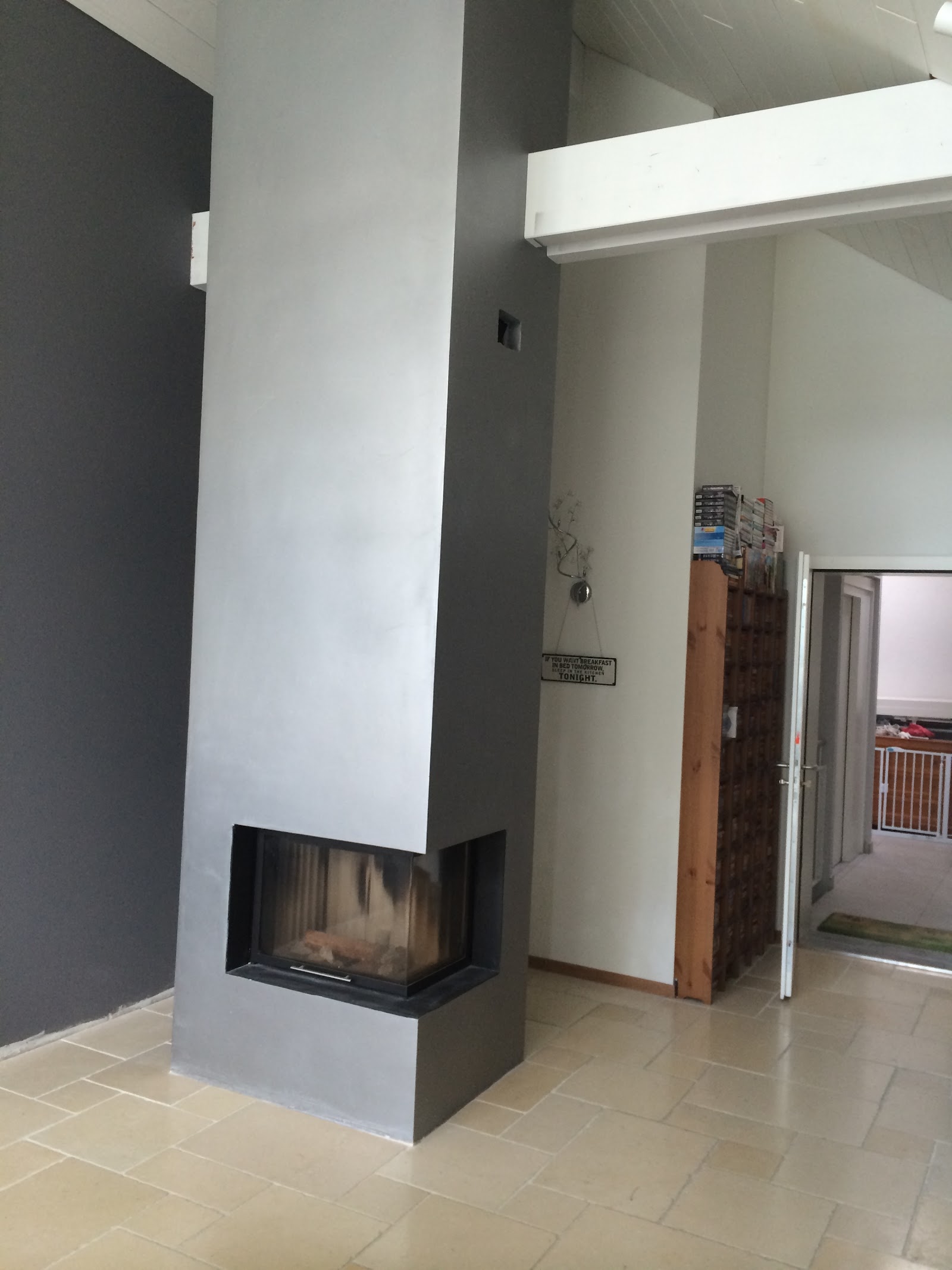 Rénovation intérieure — cheminée moderne et murs charbon